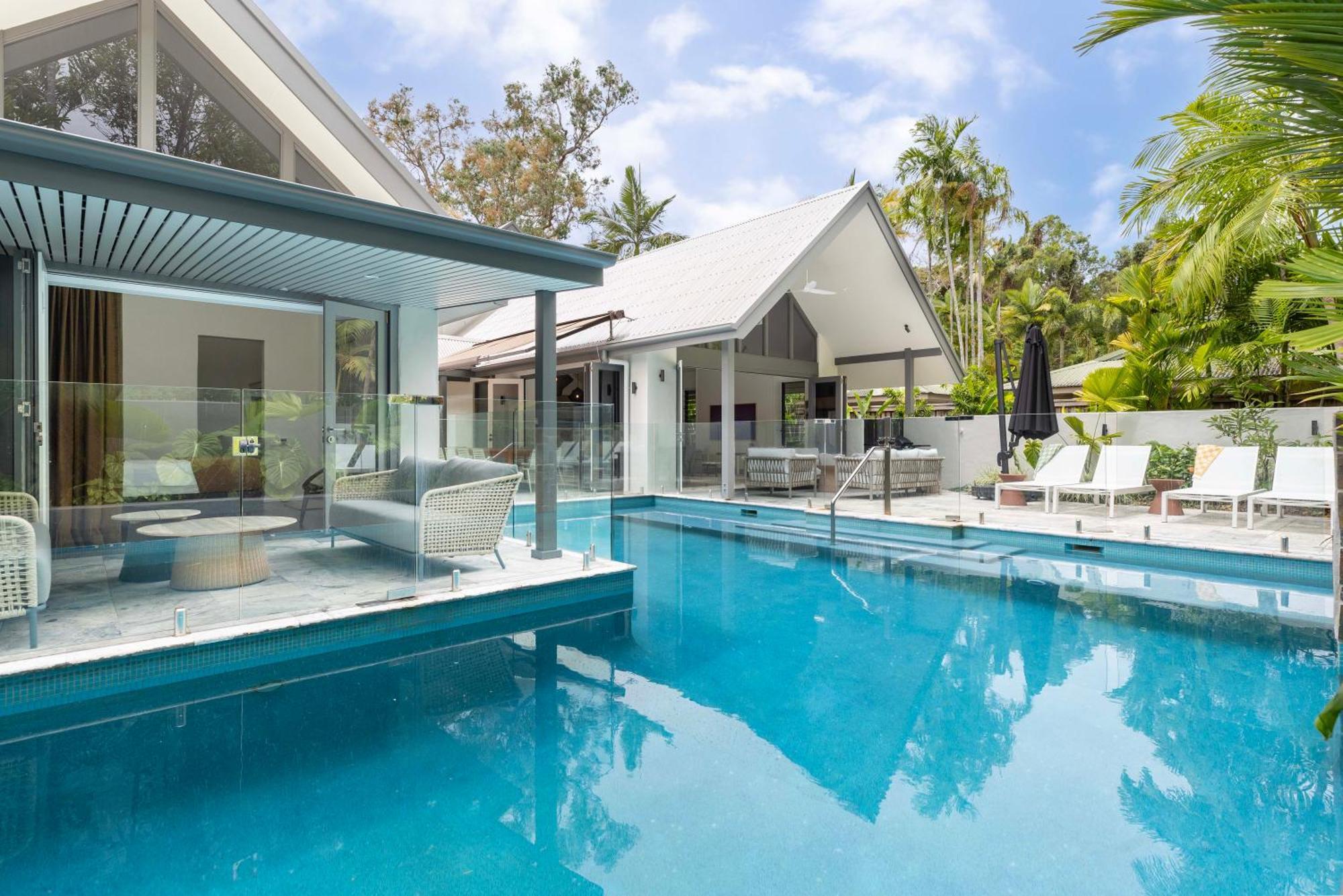 Sea Pavilion - Luxury Sleeps 12 Guests Holiday home