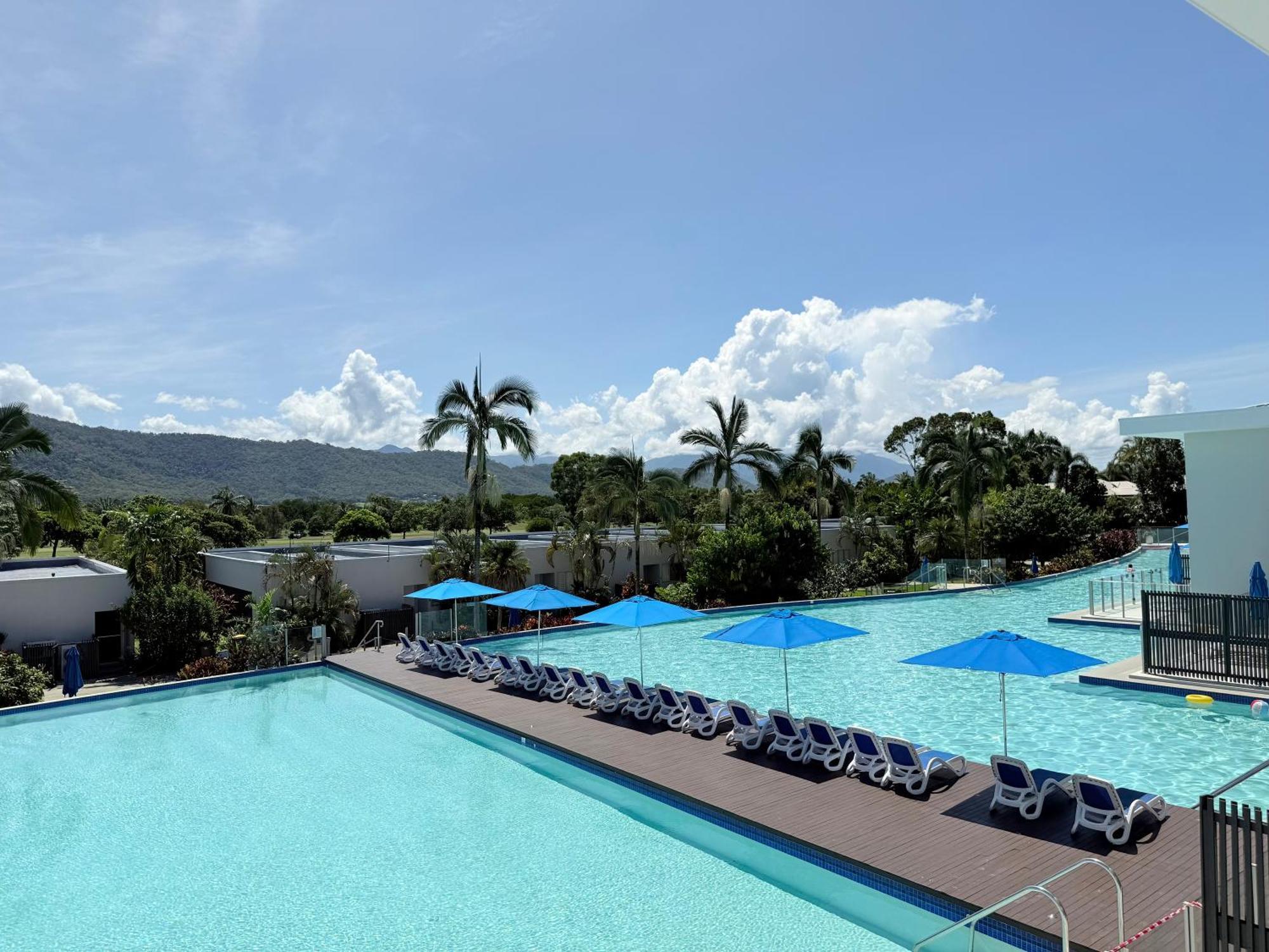 Pool Aparthotel