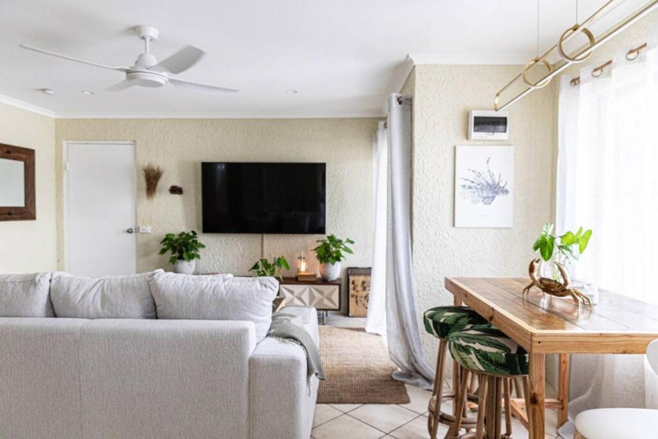 Rabbits In Paradise Apartment *