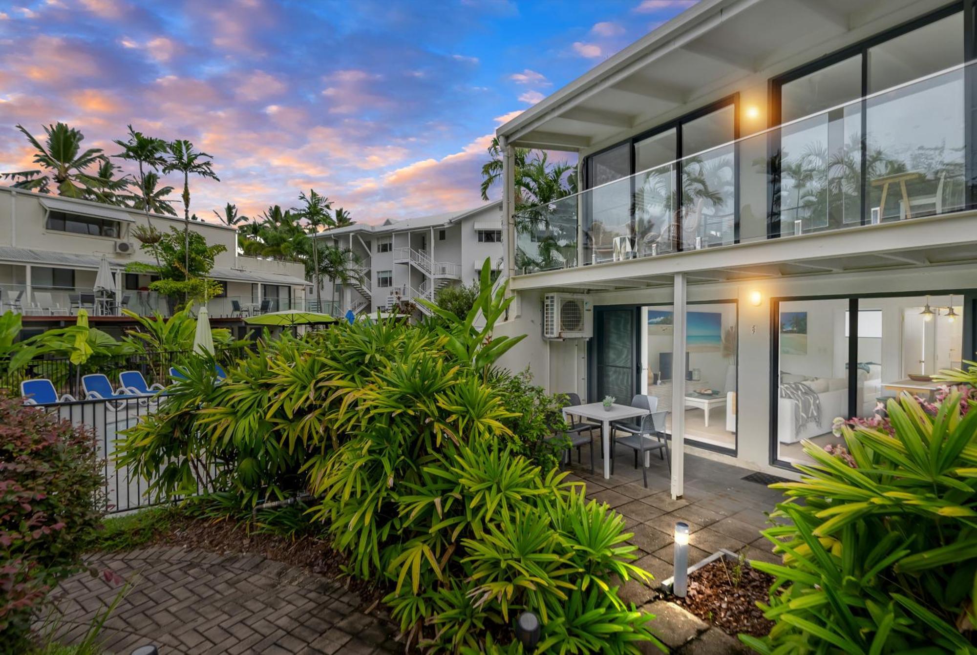 Retreat Serene - Poolside On The Esplanade Apartment *