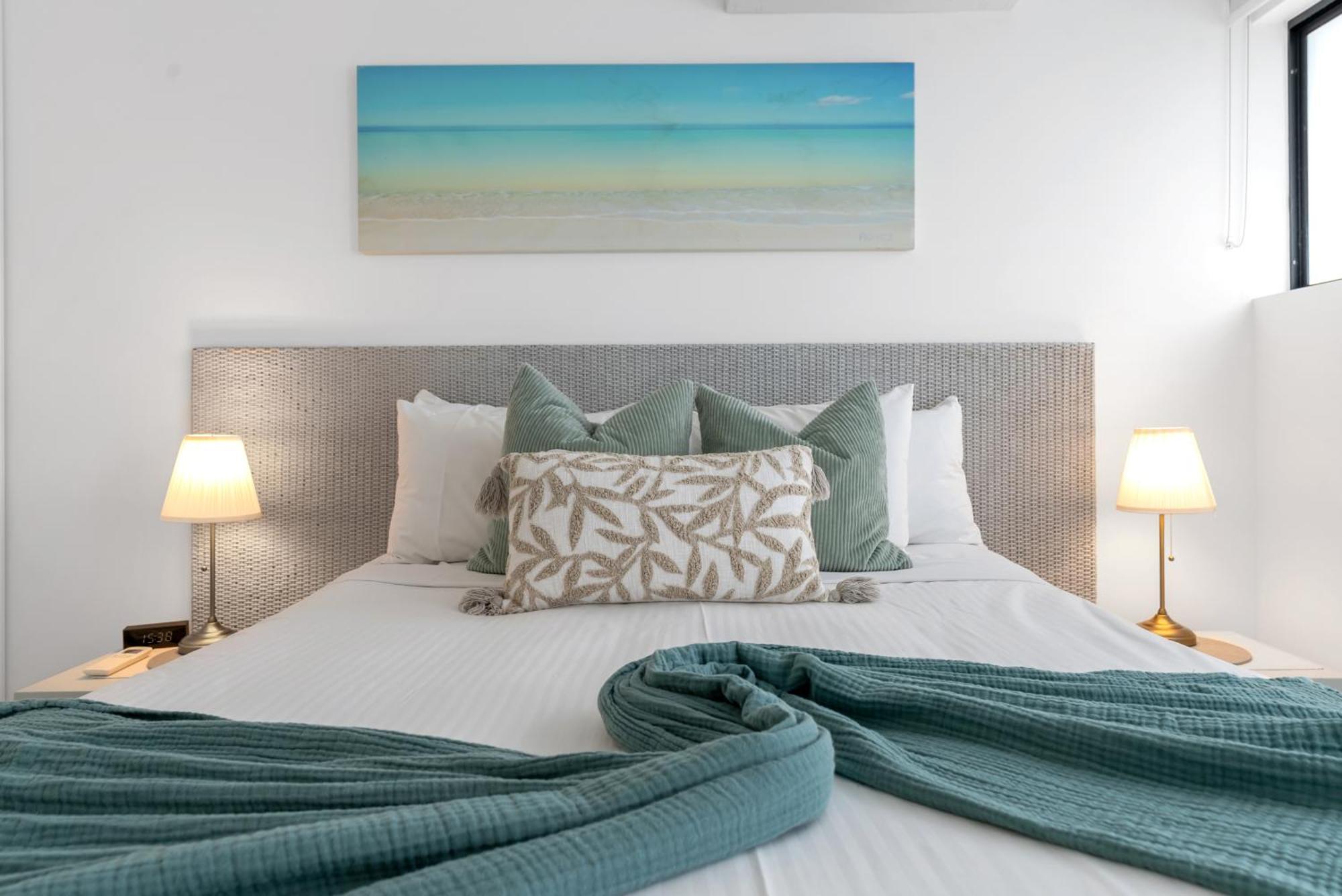 Retreat Serene - Poolside On The Esplanade Apartment
