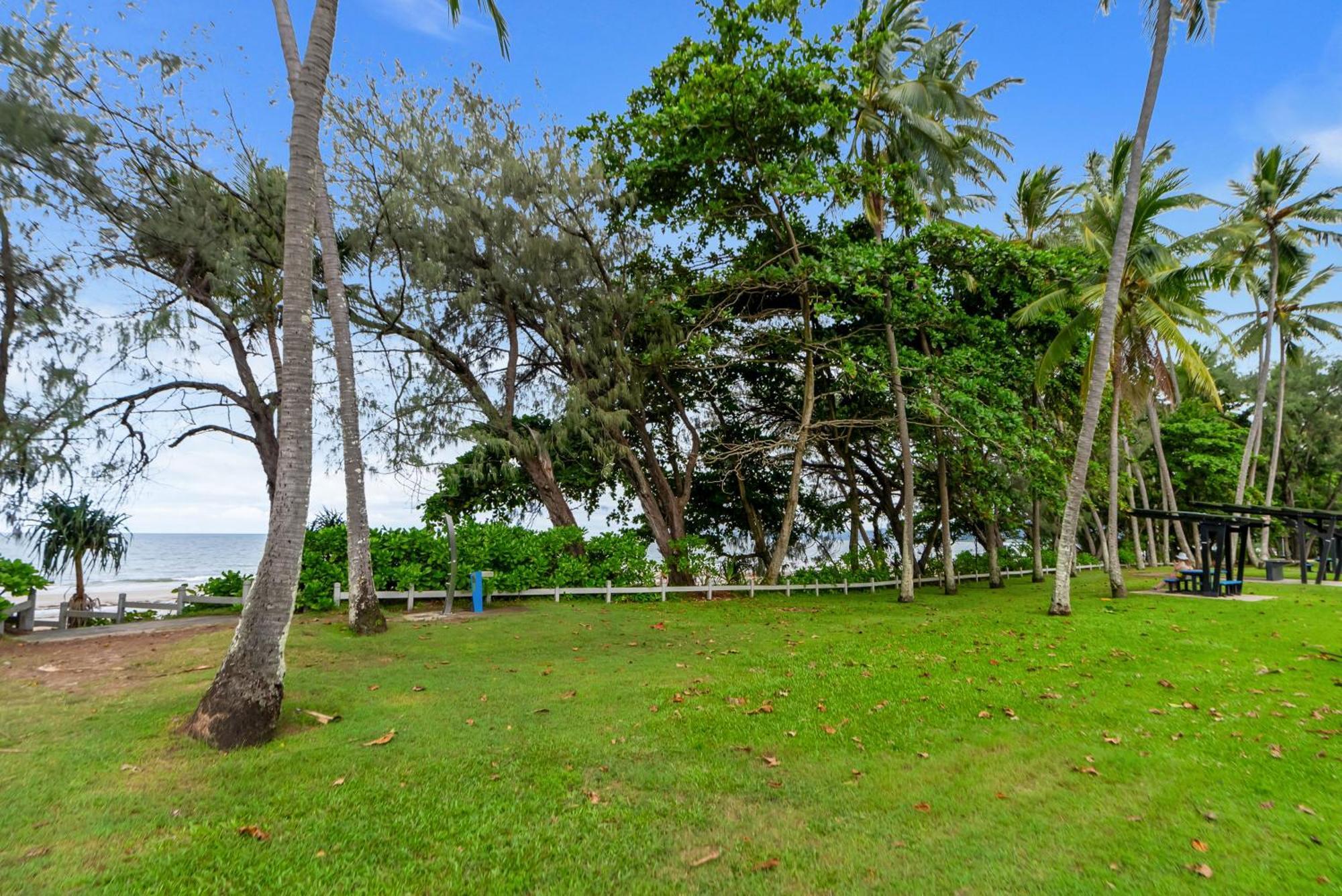 Retreat Serene - Poolside On The Esplanade Apartment *