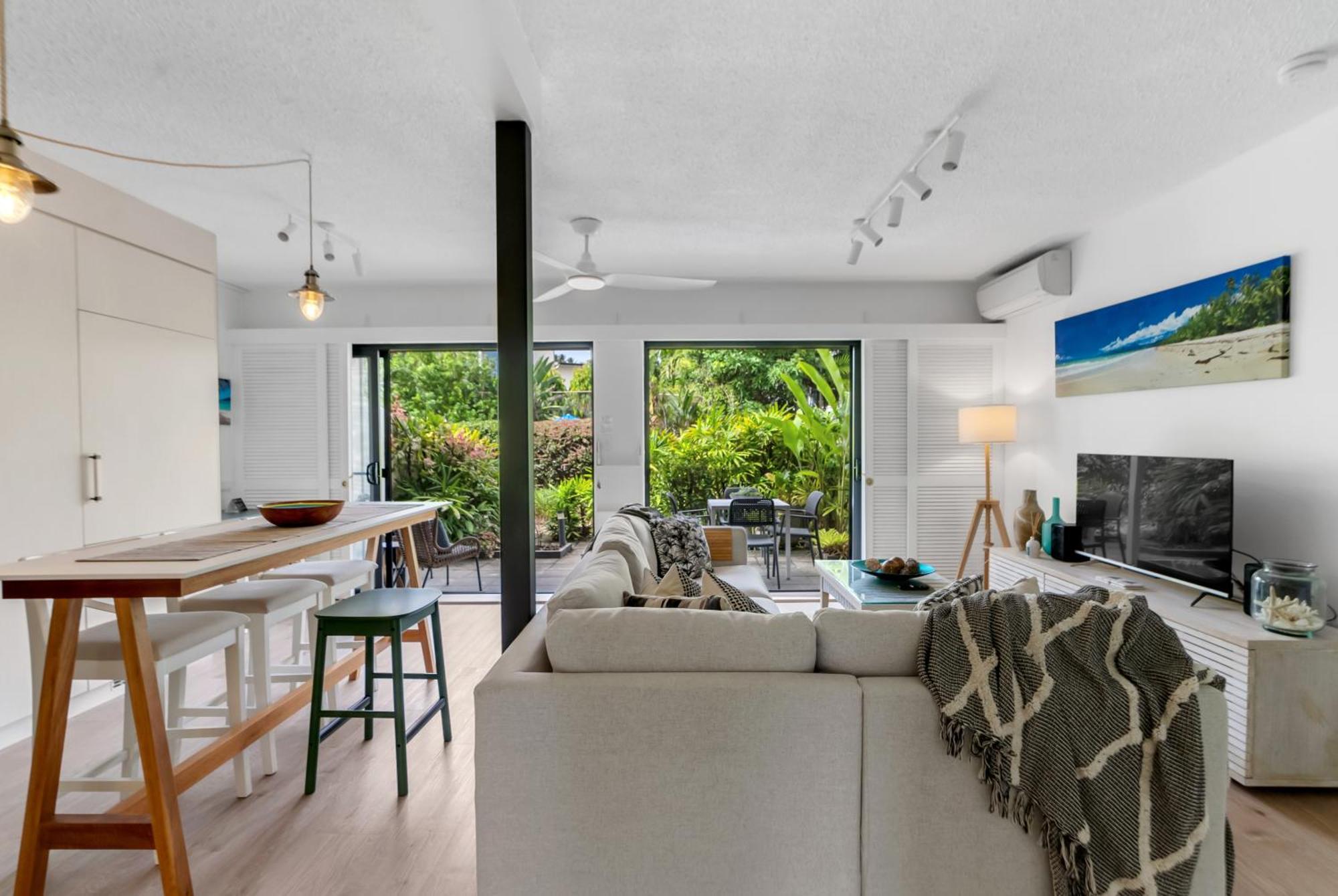 Retreat Serene - Poolside On The Esplanade Apartment *