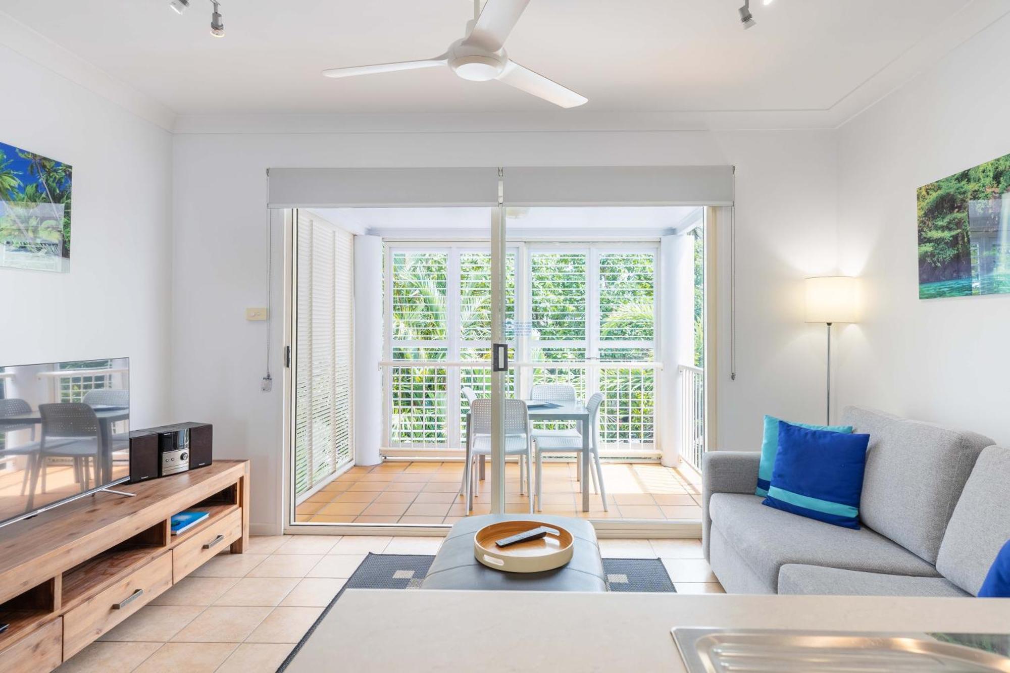 - Adults Only Oasis 4*
