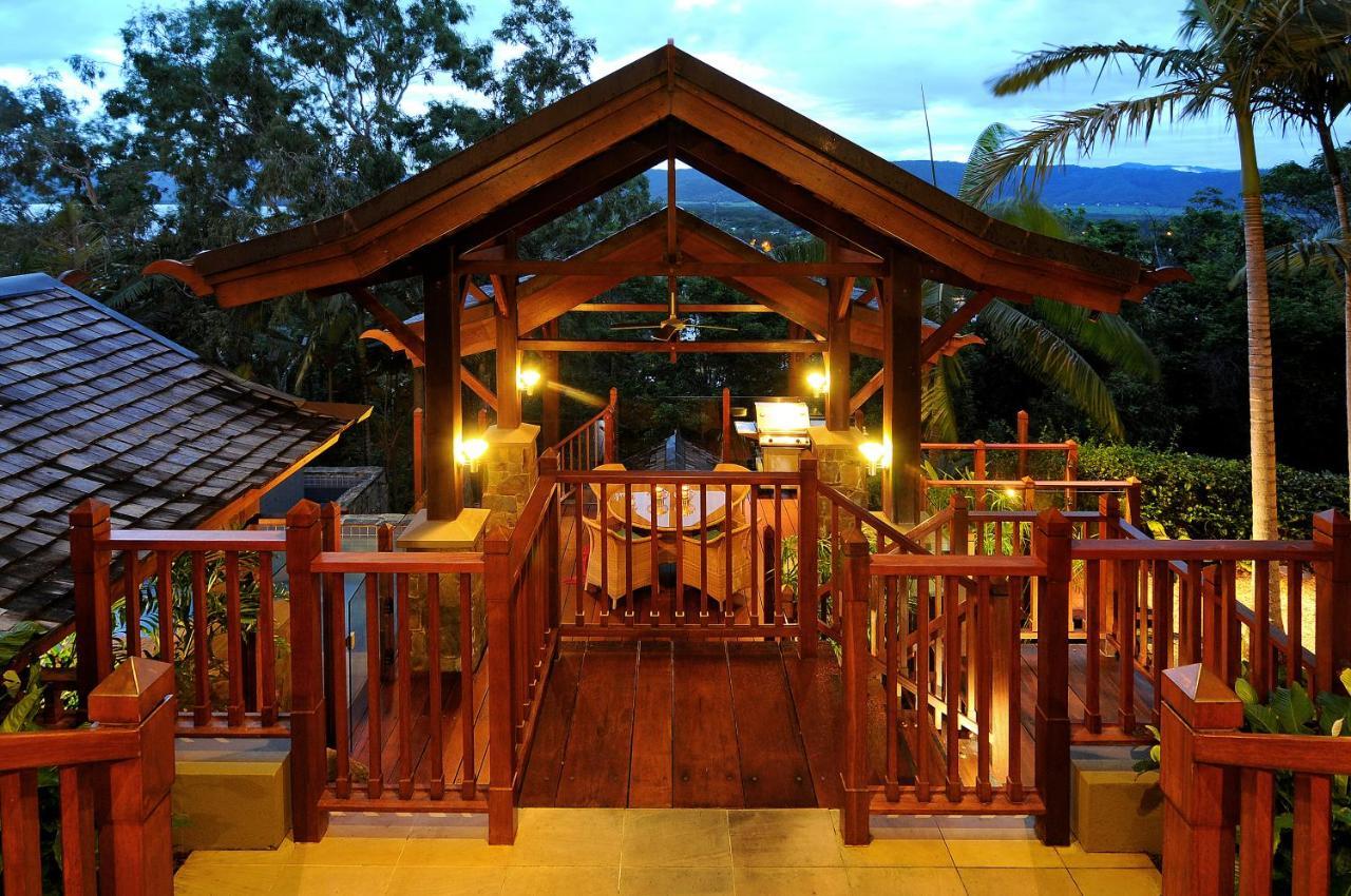 Empat Puluh Dua Port Douglas