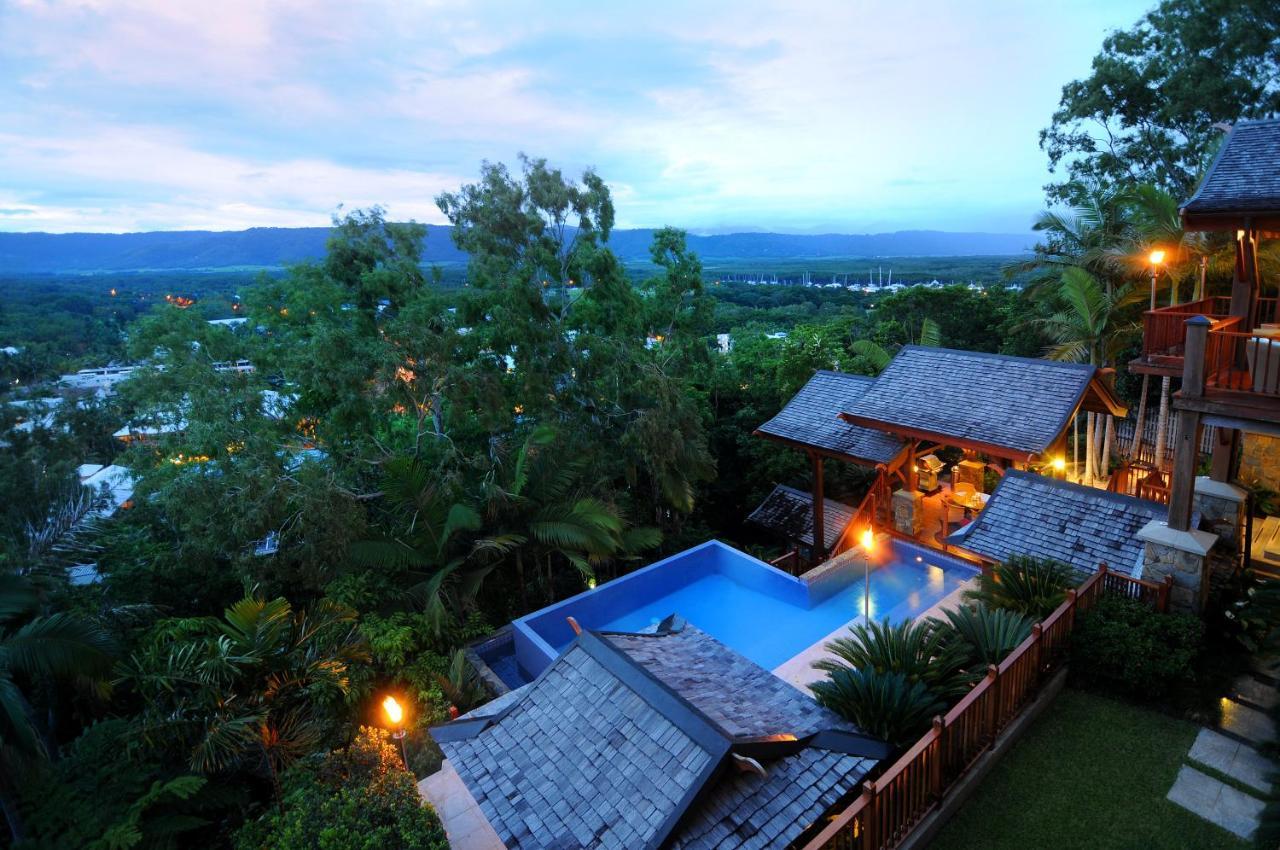 Empat Puluh Dua Port Douglas