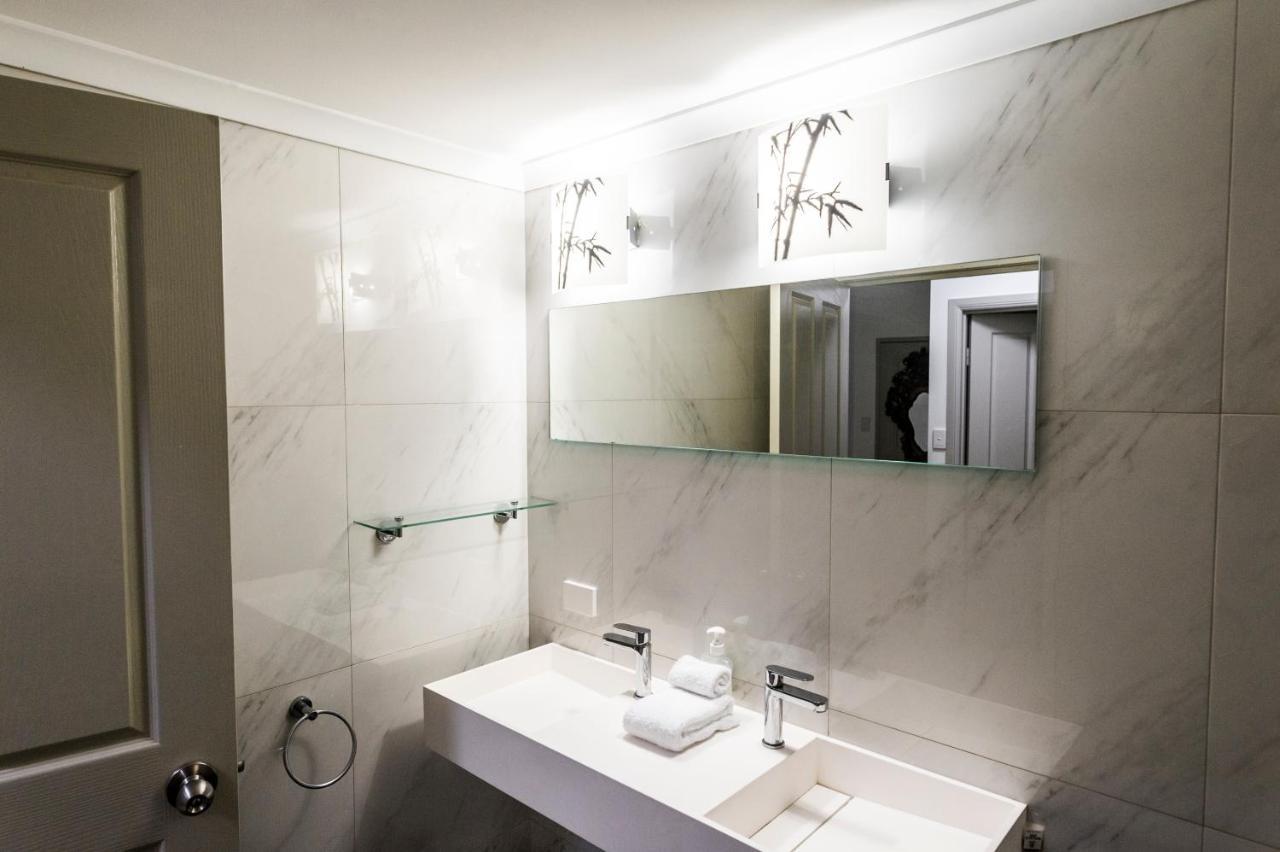 Luxury Penthouse 5 Bdr 3 Bath Twin Rain Showers 365 Sq Mtrs Apartment Port Douglas