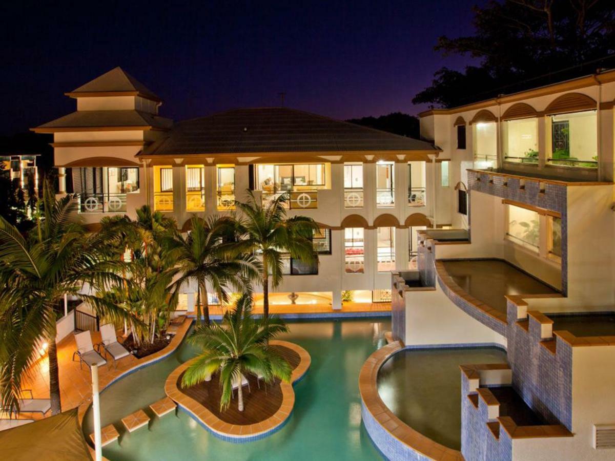 Regal 32 - Bath - Macrossan St Port Douglas
