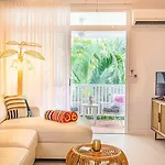Retro Port Douglas Apartments