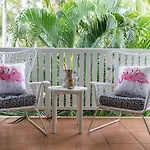 Retro Port Douglas Apartments