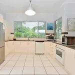 Sandwater-Tropical Beachside Holiday House