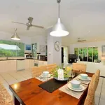 Sandwater-Tropical Beachside Holiday House
