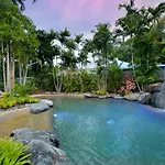 Sandwater-Tropical Beachside Holiday House