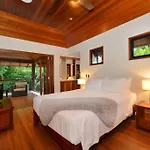 Cowrie House - Luxury 4 Bedroom Beachfront Home