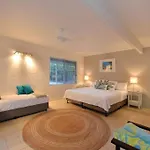 3 Bedroom Queenslander Home Close To Four Mile Beach