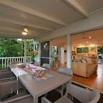 3 Bedroom Queenslander Home Close To Four Mile Beach