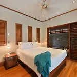 Cowrie House - Luxury 4 Bedroom Beachfront Home