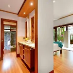 Cowrie House - Luxury 4 Bedroom Beachfront Home