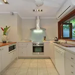 Cassowary Villa 1 - Short Walk To Beach And Town