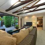 Cassowary Villa 1 - Short Walk To Beach And Town