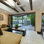Cassowary Villa 1 - Short Walk To Beach And Town