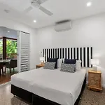 5 Cowrie Street - 4 Bedroom Beachside Queenslander