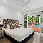 5 Cowrie Street - 4 Bedroom Beachside Queenslander