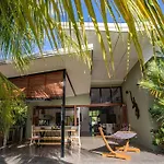 Tranquility By The Lake - Luxury Home Port Douglas