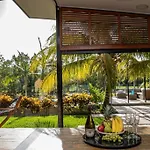 Tranquility By The Lake - Luxury Home Port Douglas