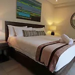 132 Temple Luxury Direct Studio