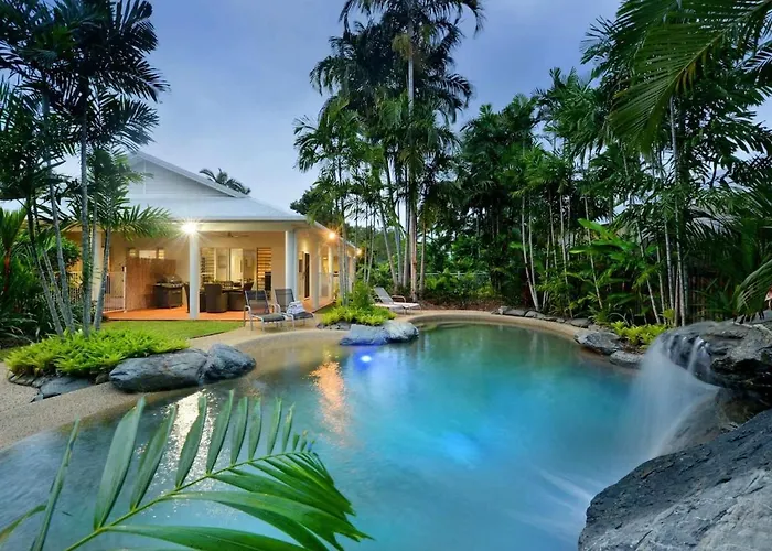 Sandwater-Tropical Beachside Holiday House