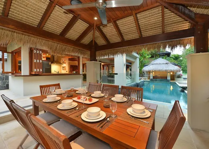 Cowrie House - Luxury 4 Bedroom Beachfront Home