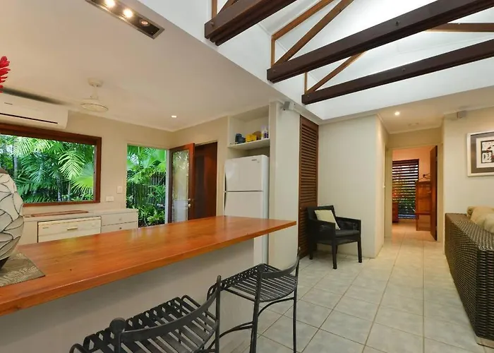 Cassowary Villa 1 - Short Walk To Beach And Town