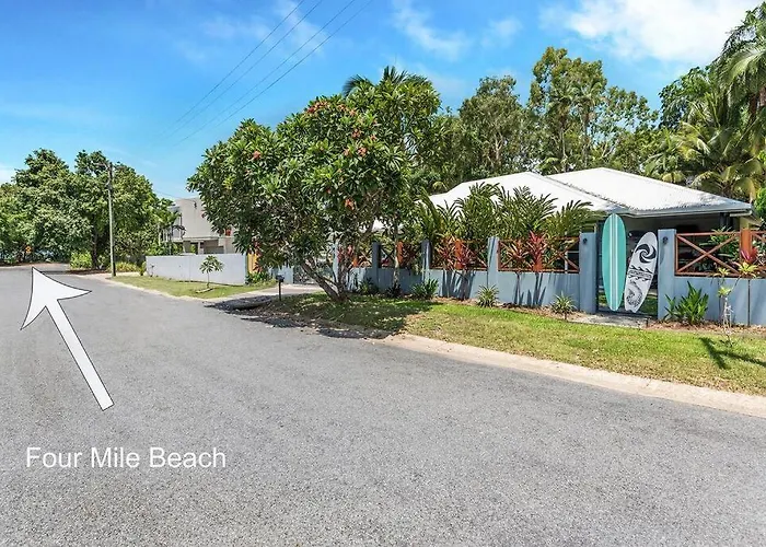 5 Cowrie Street - 4 Bedroom Beachside Queenslander