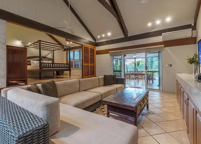 10 Wharf Street - A Tropical Family Home