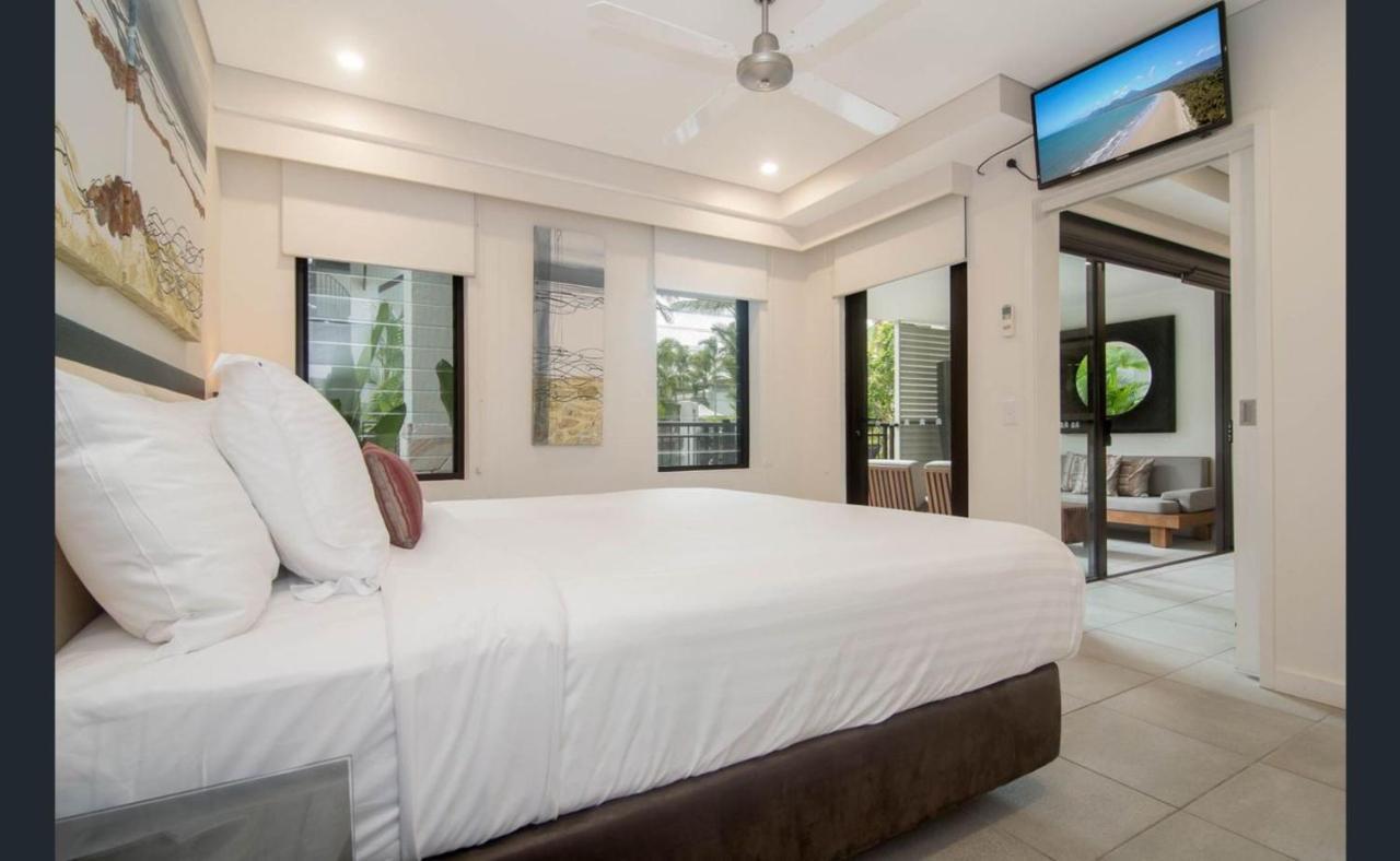 Temple & * Port Douglas