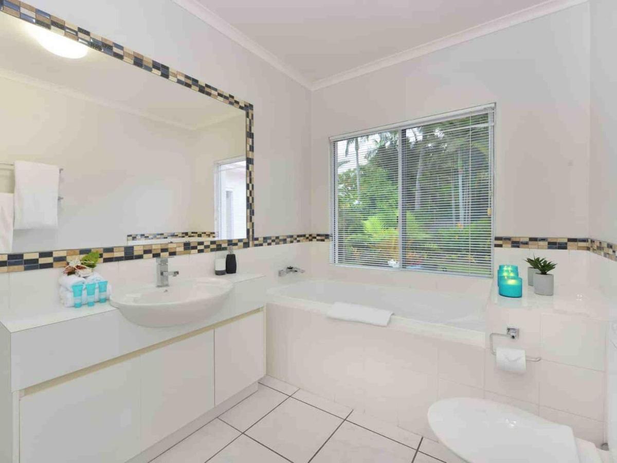Sandwater-tropical Beachside Holiday House