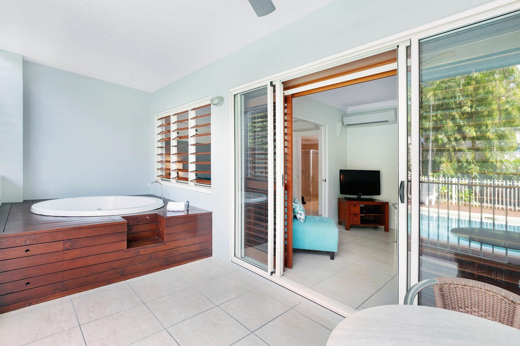 Aparthotel Mantra Aqueous On Port 4*