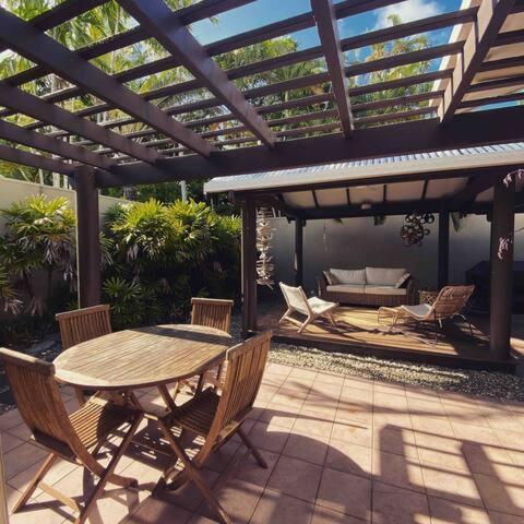 Luxury 5 Bedroom Home, Steps To Sol Holiday home Port Douglas