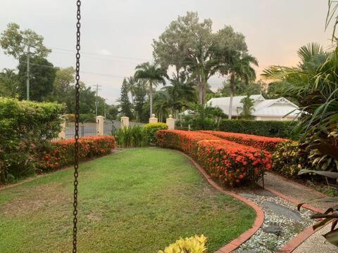 Luxury 5 Bedroom Home, Steps To Sol Holiday home *