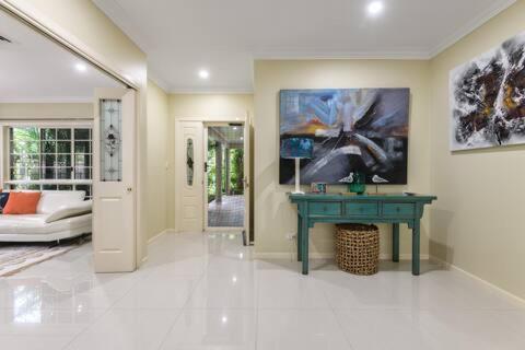 Luxury 5 Bedroom Home, Steps To Sol Holiday home *