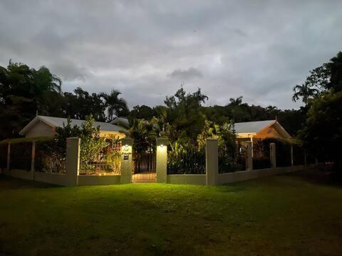 Holiday home Luxury 5 Bedroom Home, Steps To Sol Port Douglas