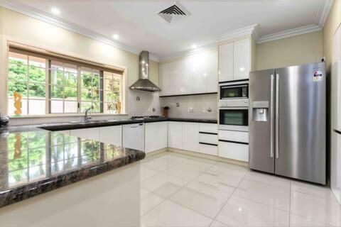 Holiday home Luxury 5 Bedroom Home, Steps To Sol Port Douglas