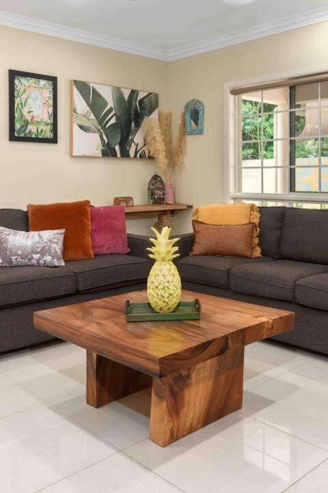 Luxury 5 Bedroom Home, Steps To Sol Holiday home Port Douglas