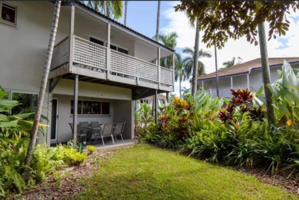 Reef Resort, Lagoon Pool Scooters, Bar 1r Port Douglas