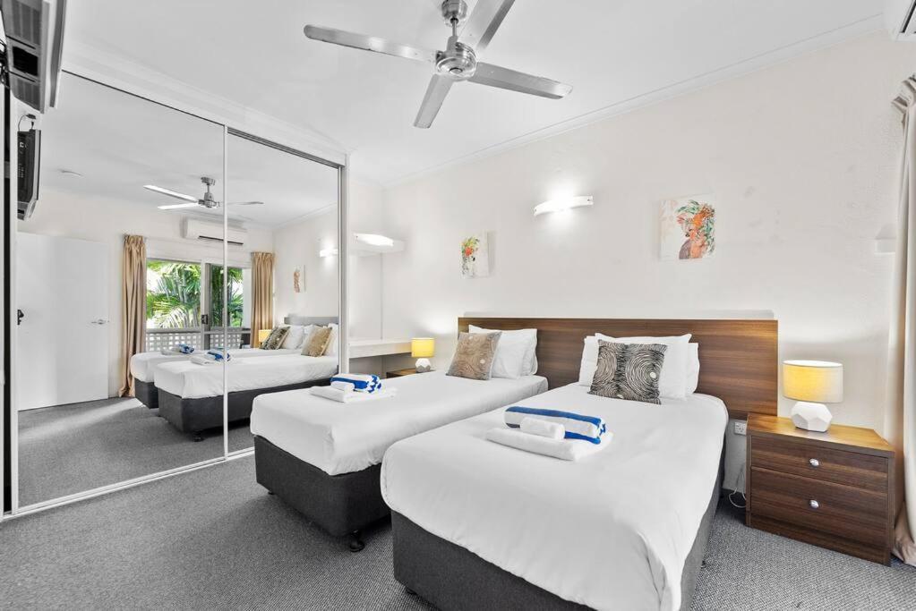 Villa Reef Resort, Lagoon Pool Scooters, Bar 1r