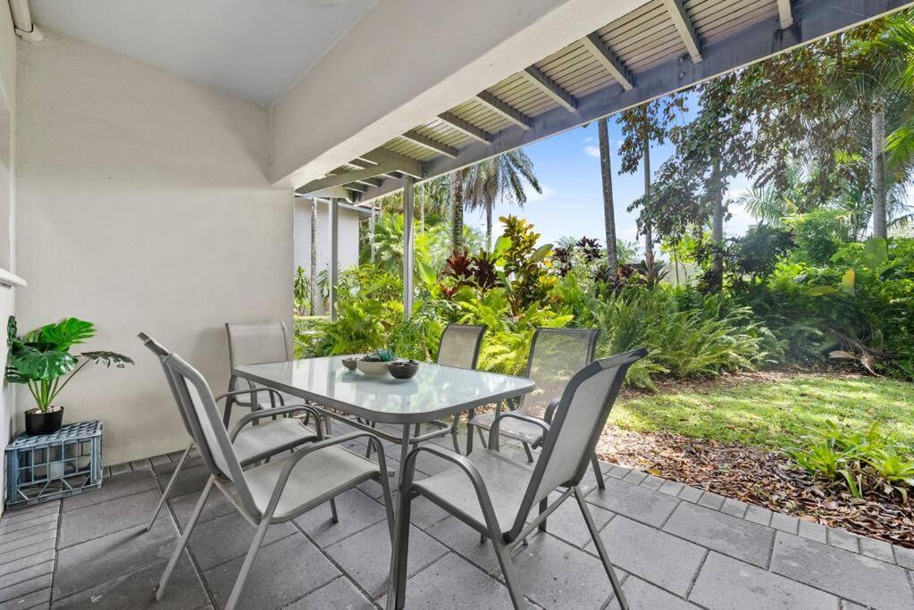 Reef Resort, Lagoon Pool Scooters, Bar 1r * Port Douglas
