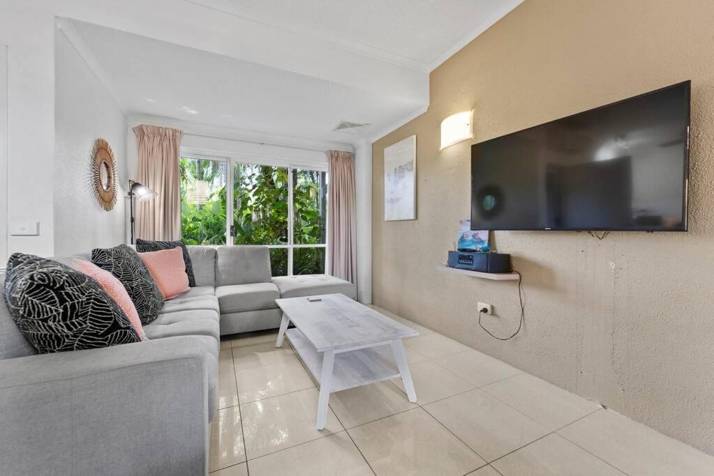 Reef Resort, Lagoon Pool Scooters, Bar 1r Villa