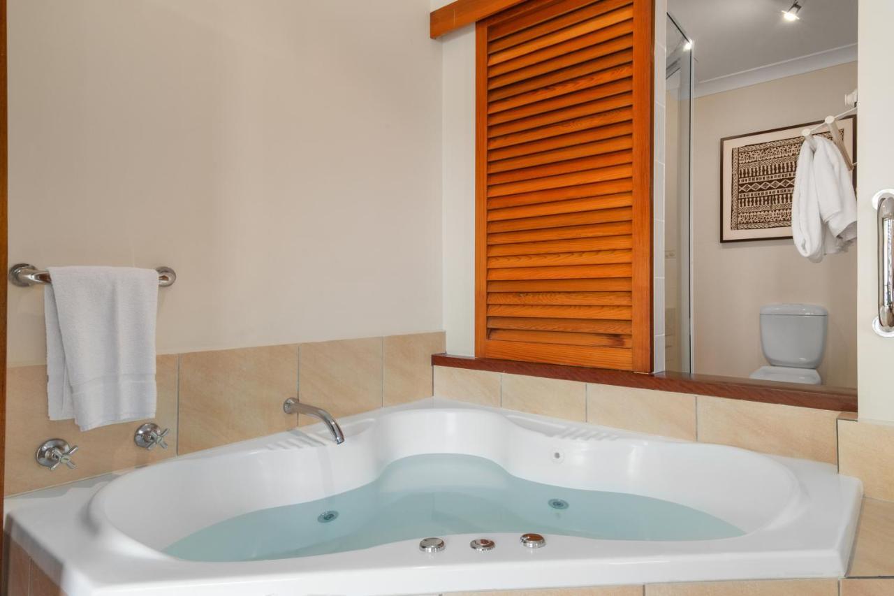 Hibiscus 52 - Fabulous Location 3 Minutes Walk To And Macrossan St Apartment *