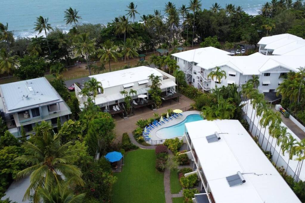 Retreat Chic: Poolside On The Esplanade Apartment *